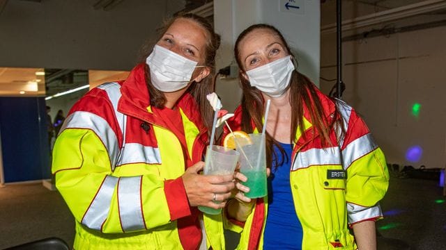 Rettungssanitäterinnen mit Cocktails beim "Late Night Impfen"