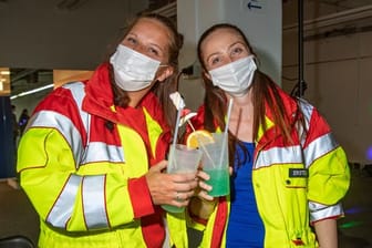 Rettungssanitäterinnen mit Cocktails beim "Late Night Impfen"
