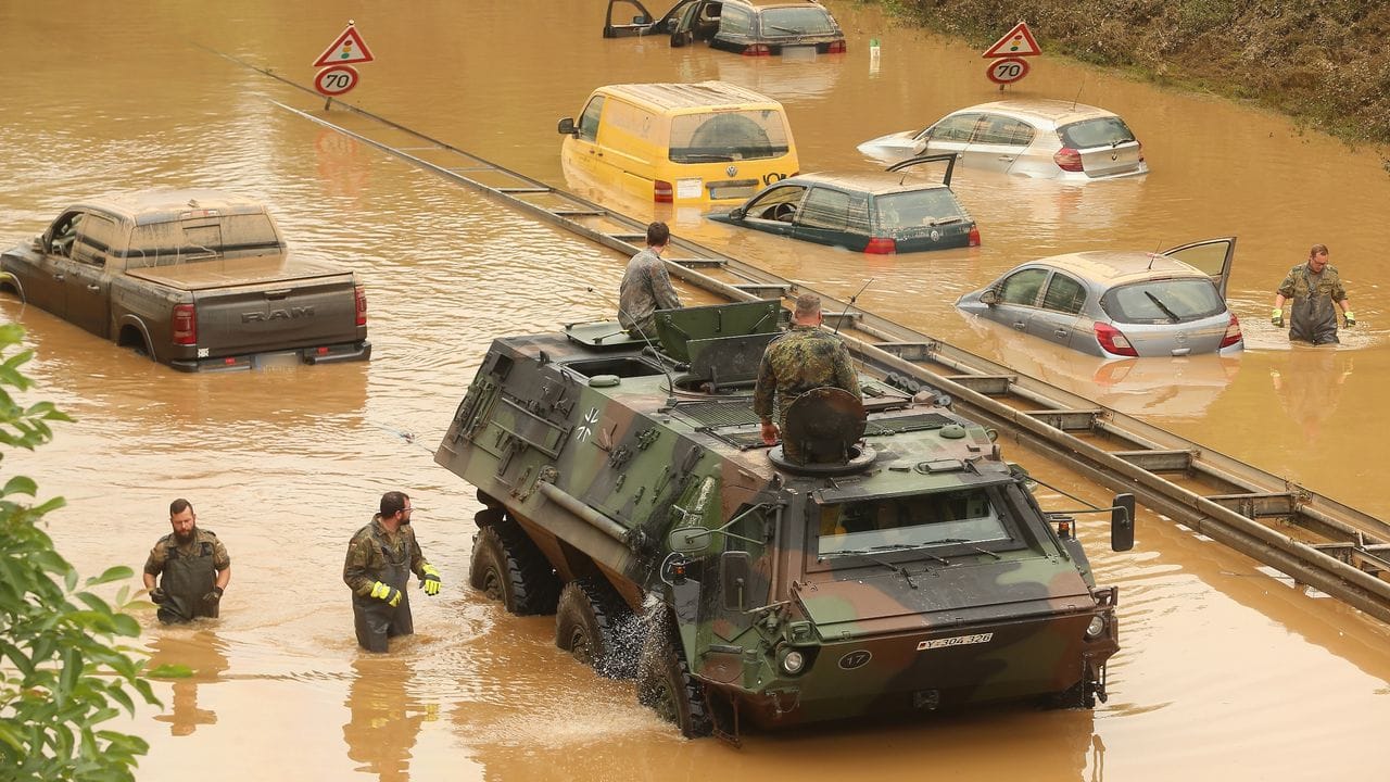 Die Bundeswehr untersucht in Erftstadt in NRW Fahrzeuge, die auf einer Bundesstraße von den Wassermassen überrascht worden waren - befürchtet wird, dass in den Autos und Lkw Tote liegen könnten.