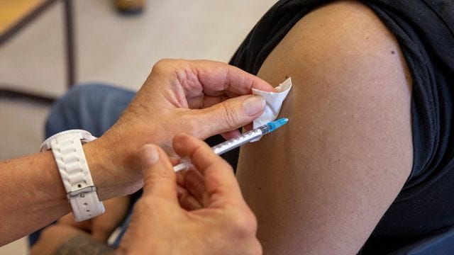 Eine Corona-Impfung: Bundesweit sind knapp 46 Prozent der Menschen vollständig immunisiert. Eine Corona-Impfung: Bundesweit sind knapp 46 Prozent der Menschen vollständig immunisiert.