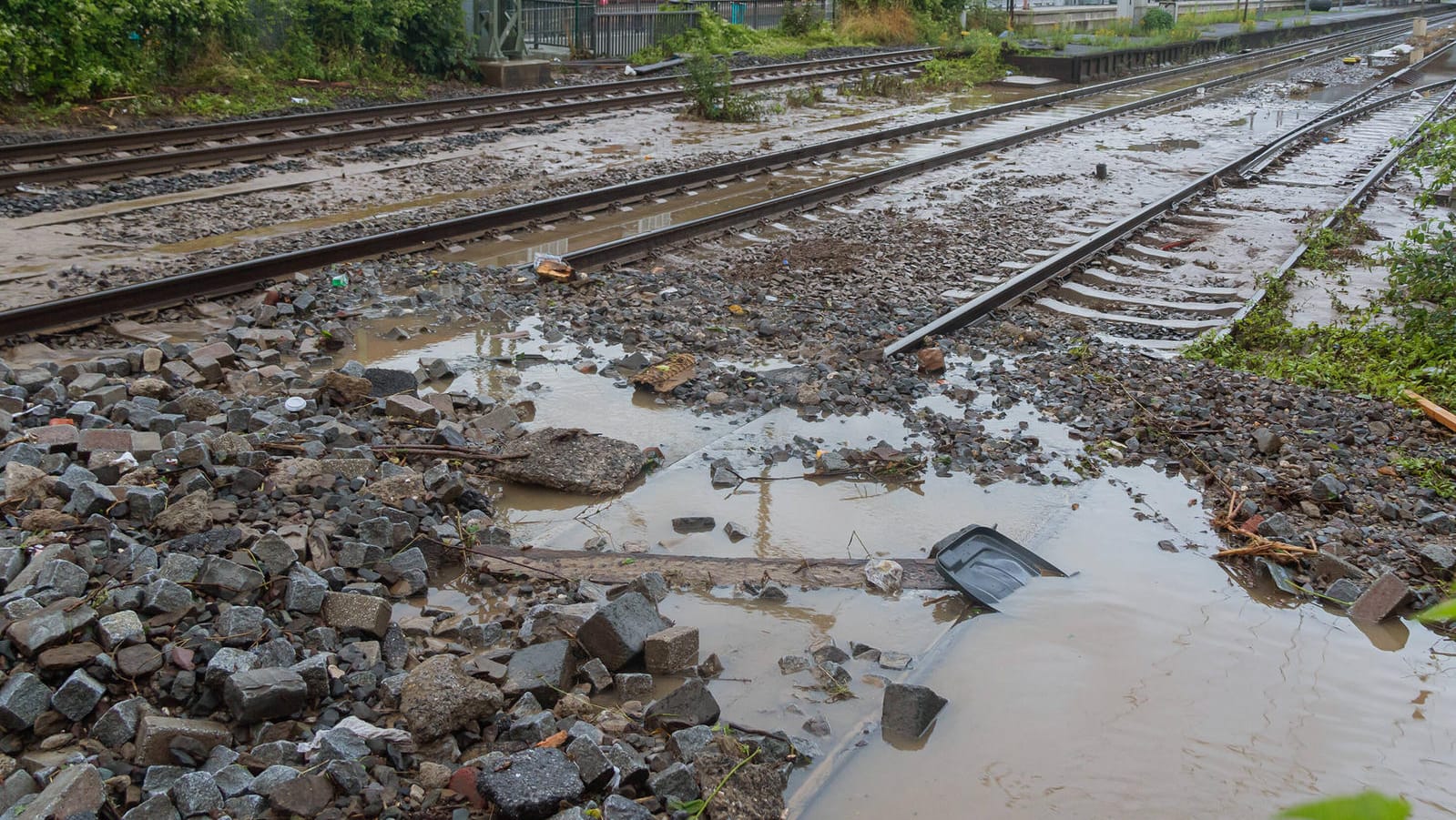 Schienen sind mit Geröll bedeckt: Wegen der Unwetterschäden ist der Bahnverkehr in Dortmund eingeschränkt. Schienen sind mit Geröll bedeckt: Wegen der Unwetterschäden ist der Bahnverkehr in Dortmund eingeschränkt.