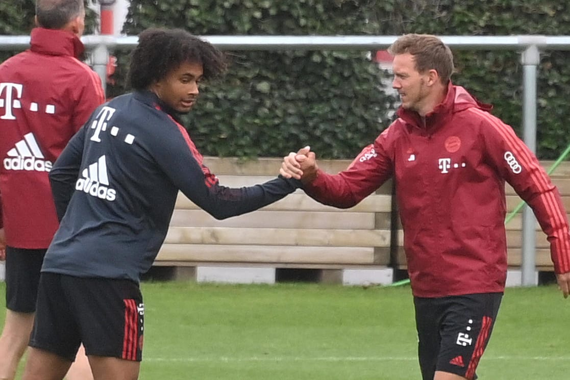 Julian Nagelsmann (r.) klatscht mit Joshua Zirkzee ab: Der Bayern-Trainer setzt auf einige Jungstars gegen Köln.