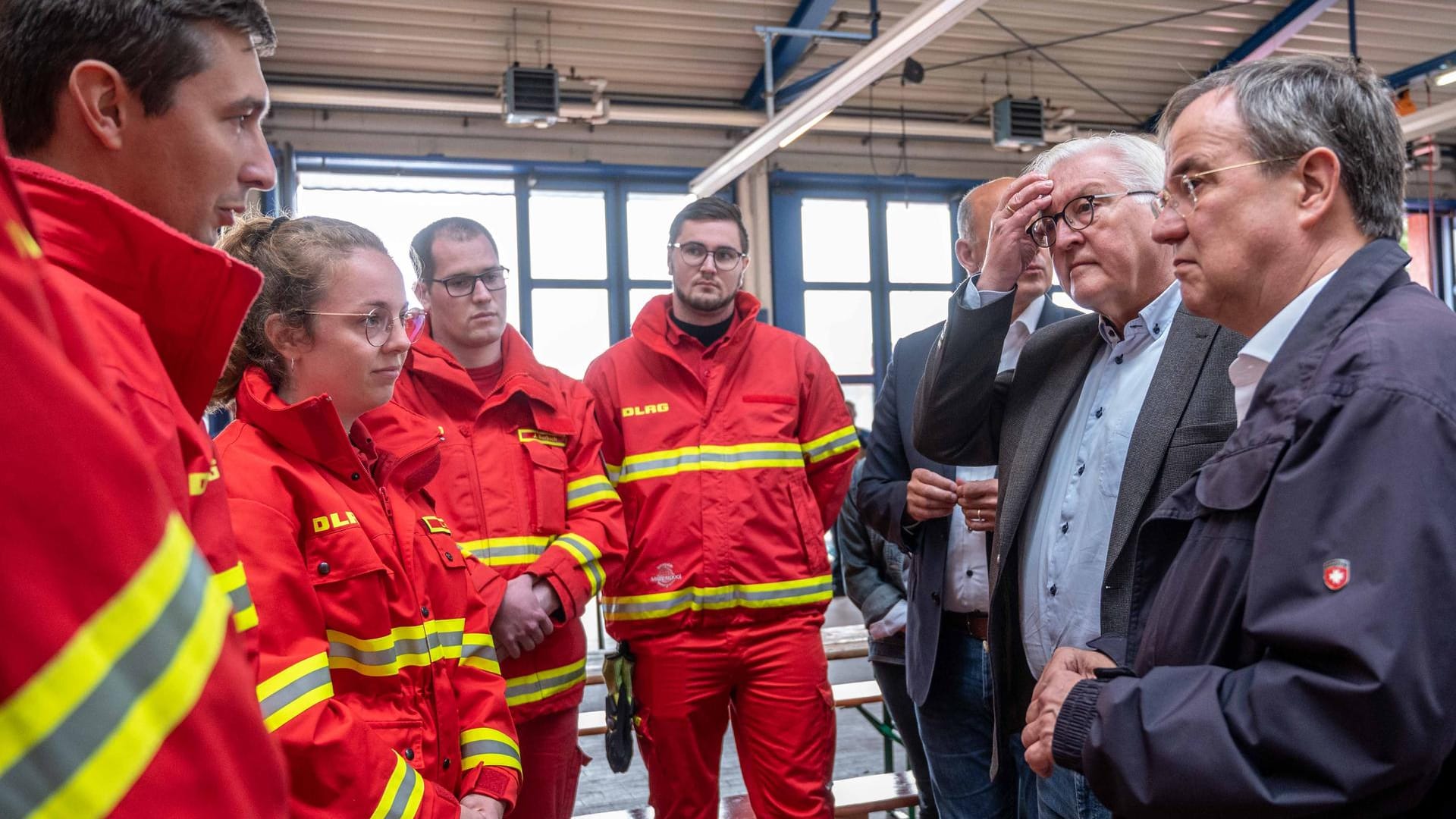 Frank-Walter Steinmeier (zweiter von rechts) und Armin Laschet (r) in Erftstadt: Teile von Blessem wurden komplett überflutet.