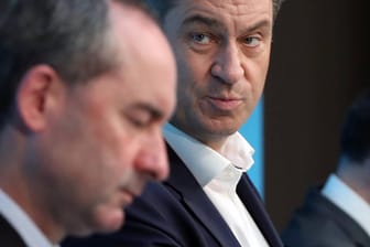 Markus Söder (r.) und Hubert Aiwanger: Die Koalitionspartner in Bayern sind schon öffentlich über das Thema Corona-Impfung aneinandergeraten.