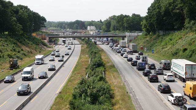 Autos stehen auf der A7 im Stau (Archivbild): Insgesamt 30 Kilometer Stau gab es am Samstagmorgen auf den Autobahnen 1 und 7. Autos stehen auf der A7 im Stau (Archivbild): Insgesamt 30 Kilometer Stau gab es am Samstagmorgen auf den Autobahnen 1 und 7.