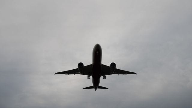 Ein Flugzeug startet