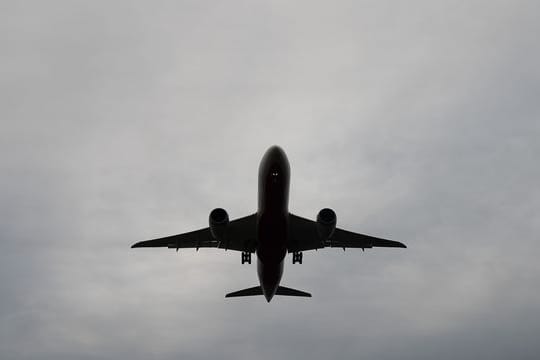 Ein Flugzeug startet