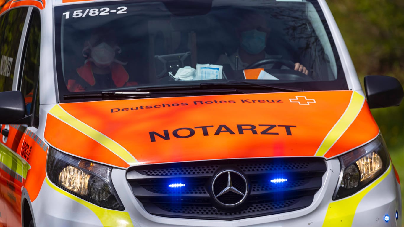 Notarzt im Einsatz: Die verunglückte Frau in Ludwigsburg wollte einem hinter ihr fahrenden Bus ausweichen. (Symbolfoto)