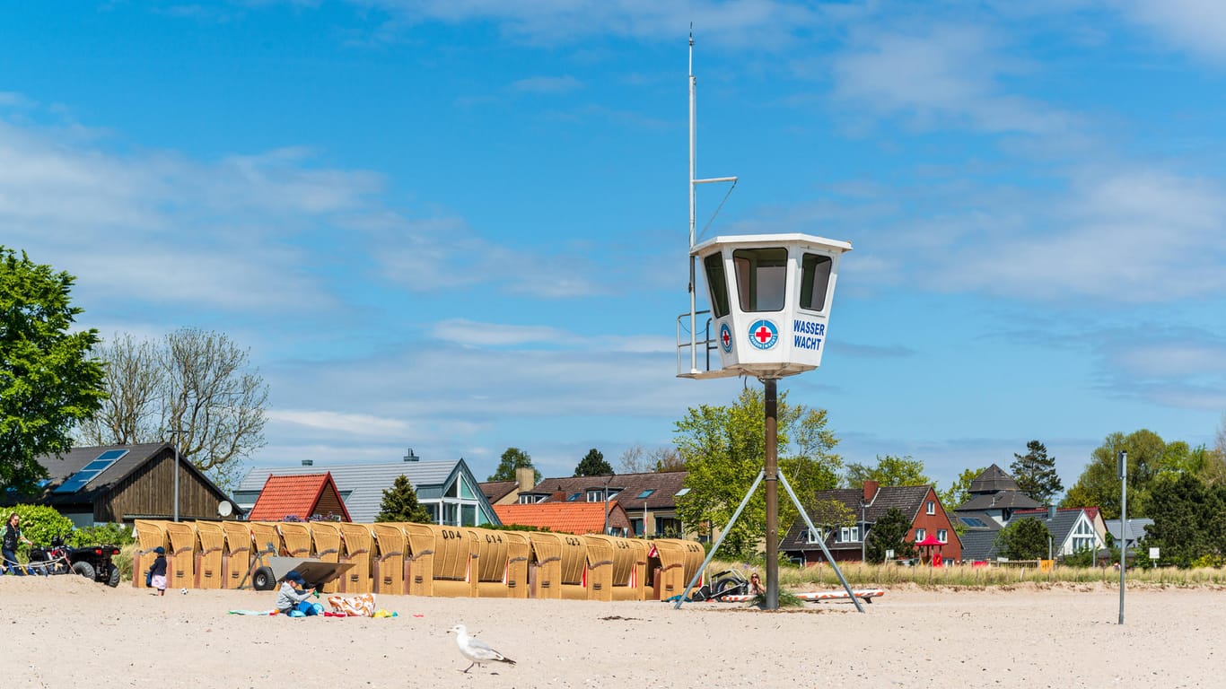 Ein Wachturm der DLRG in Schilksee (Achivbild): Wegen der Unwetter in Nordrhein-Westfalen ist die Wasserwacht in Kiel eingeschränkt.