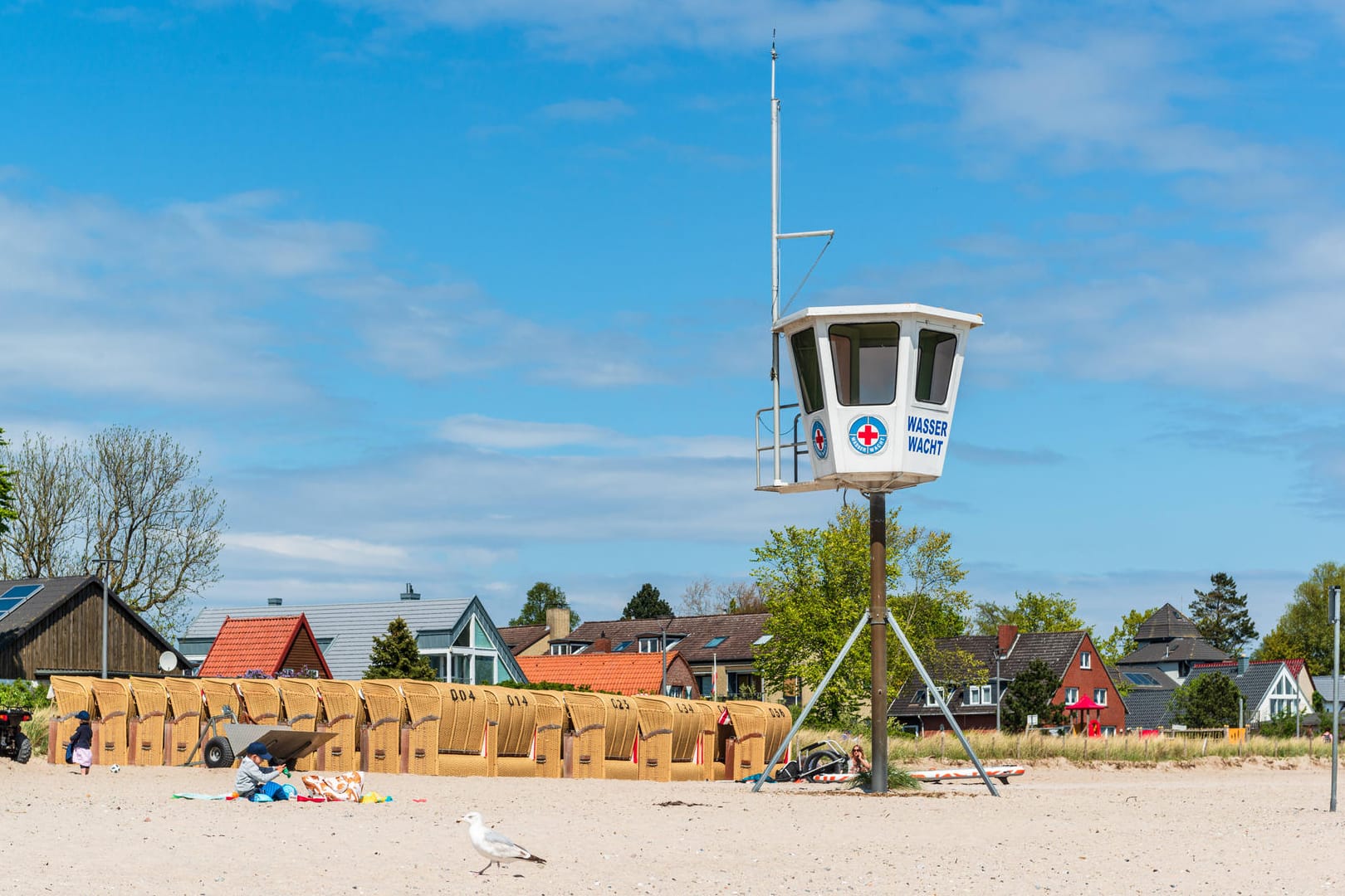 Ein Wachturm der DLRG in Schilksee (Achivbild): Wegen der Unwetter in Nordrhein-Westfalen ist die Wasserwacht in Kiel eingeschränkt.