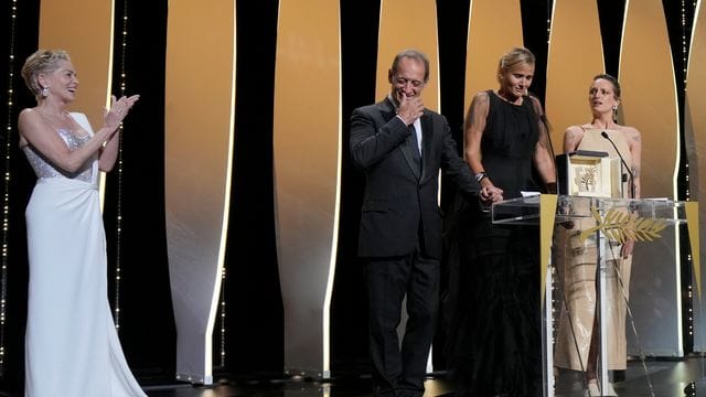 Applaus von Sharon Stone für Vincent Lindon, Julia Ducournau und Agathe Rousselle.