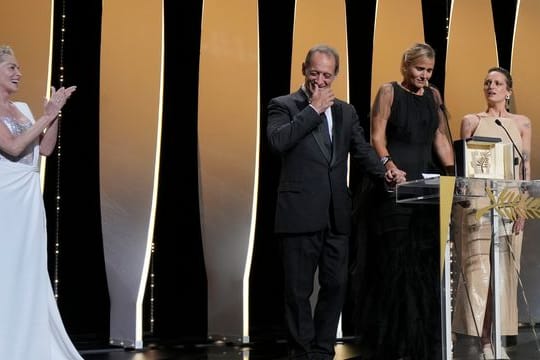 Applaus von Sharon Stone für Vincent Lindon, Julia Ducournau und Agathe Rousselle.