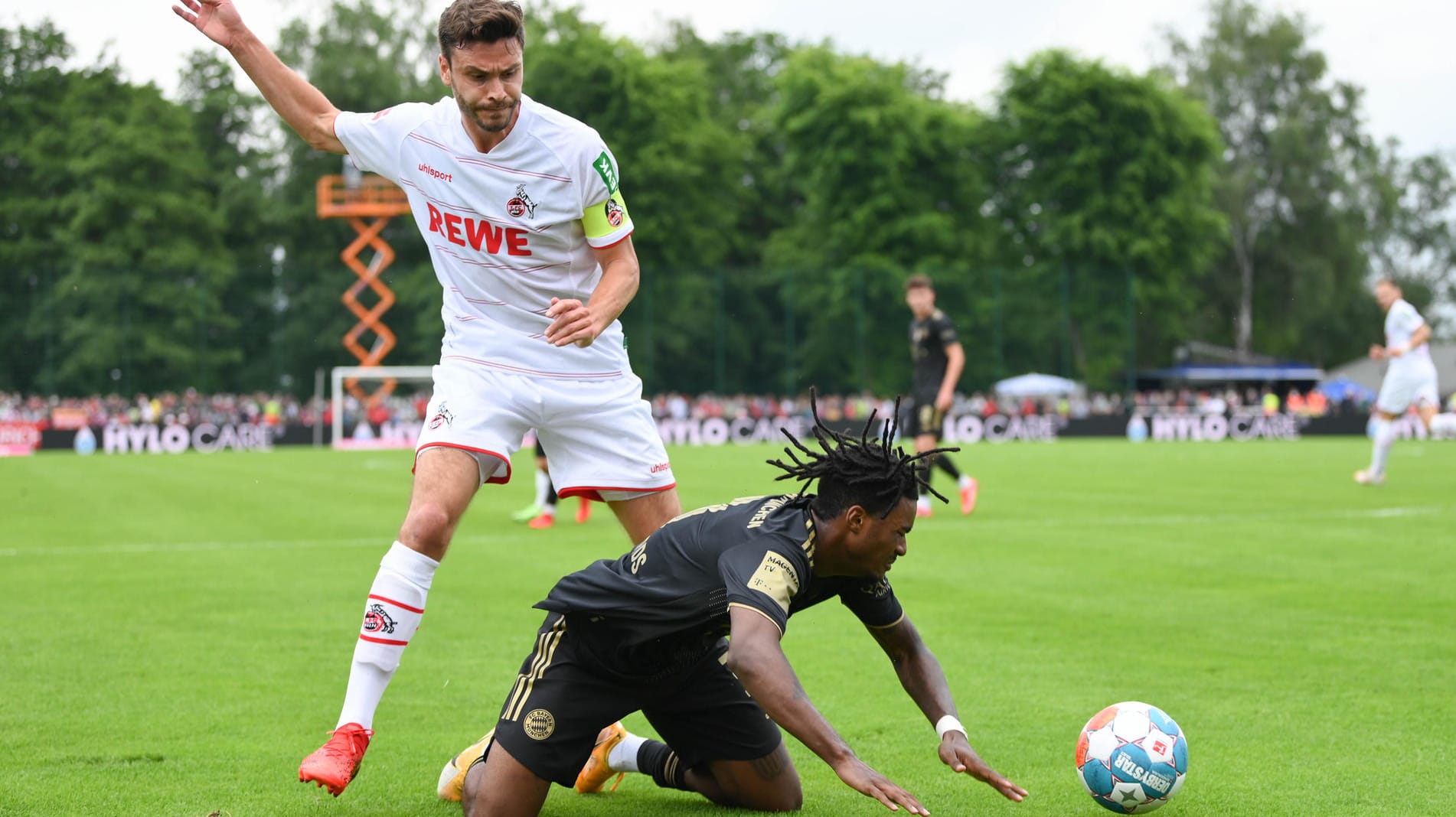 Kölns Hector (l.) gegen Bayerns Richards. Zuschauer bei Magenta Sport konnten von der Anfangsphase nichts sehen.