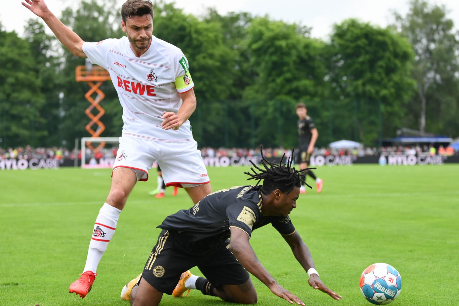 Kölns Hector (l.) gegen Bayerns Richards. Zuschauer bei Magenta Sport konnten von der Anfangsphase nichts sehen.