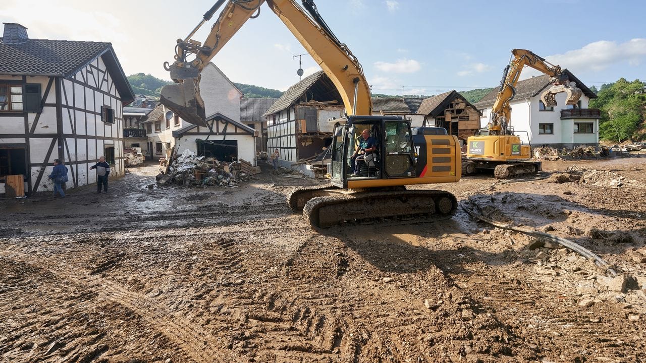 Bagger beseitigen Trümmer im stark betroffenen Ort Schuld in Rheinland-Pfalz.
