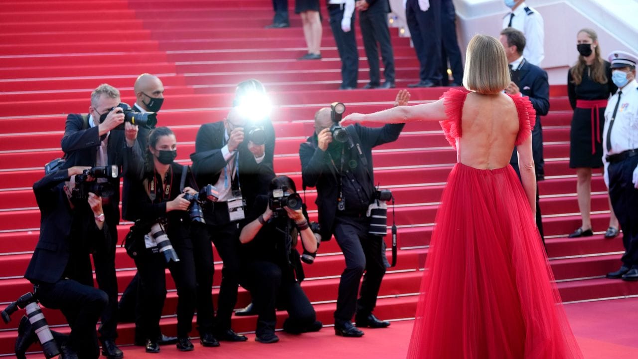 Viel Tüll: Rosamund Pike im roten Glamour-Kleid auf dem roten Teppich.