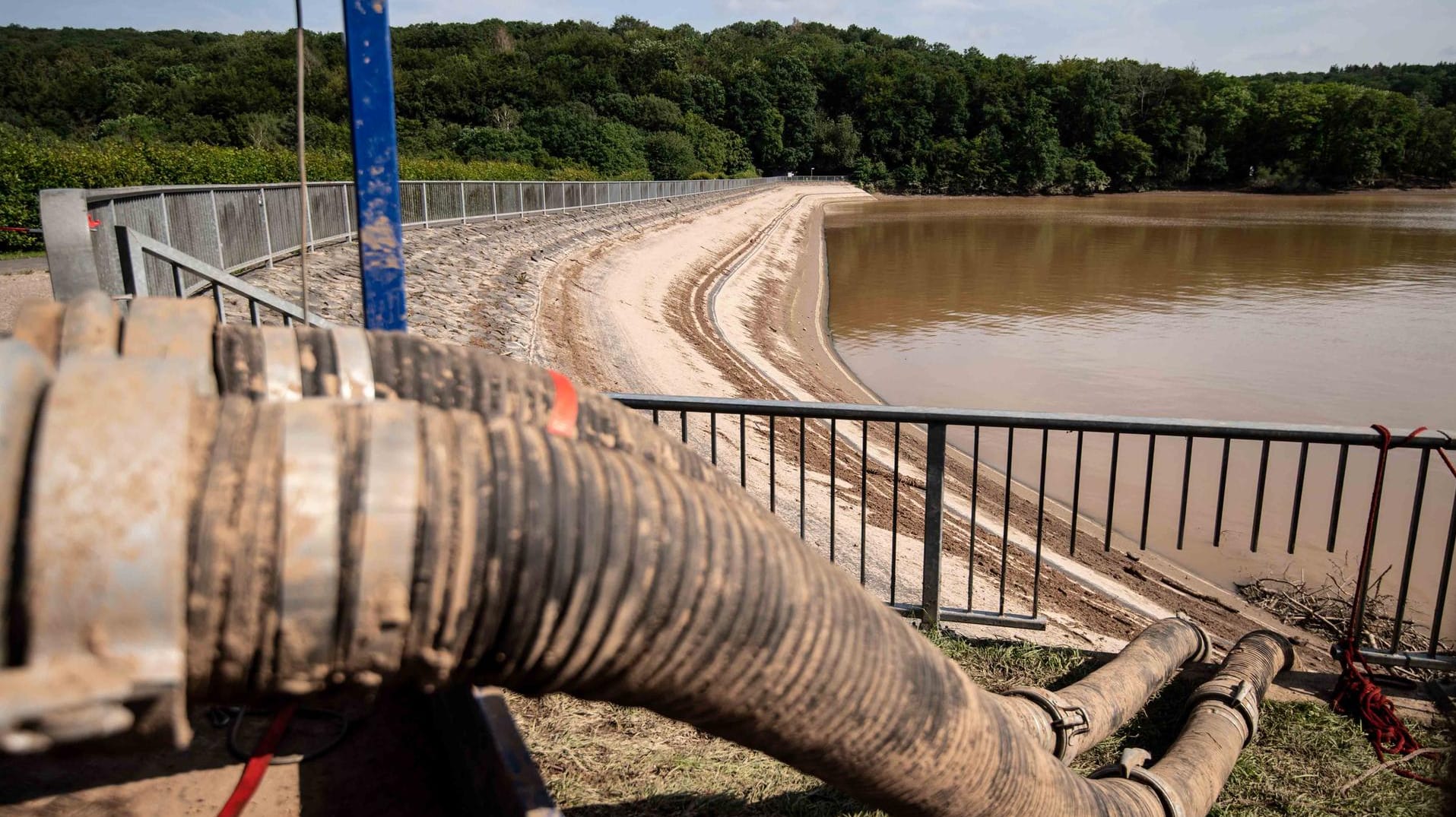 Euskirchen: Mit Hochleistungspumpen wird Wasser aus der Steinbachtalsperre abgepumpt.