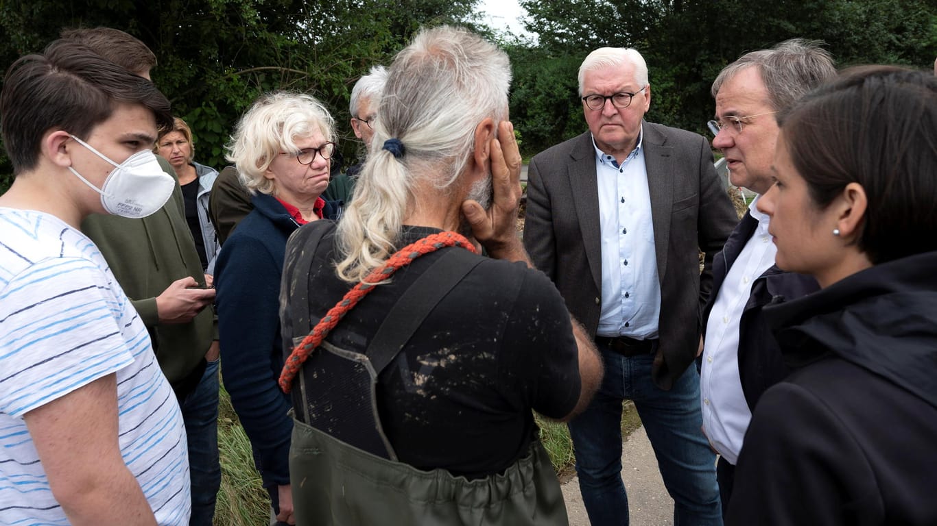 Erftstadt: Frank-Walter Steinmeier und Armin Laschet sprechen bei einem Besuch in der Krisenregion mit Anwohnern.