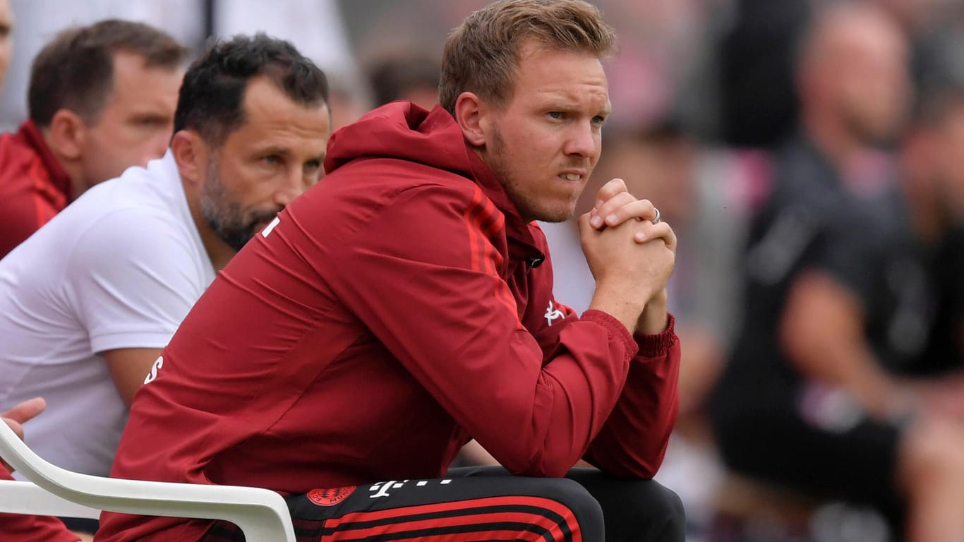 Julian Nagelsmann während der Partie gegen Köln: Der neue Bayern-Trainer ist mit einer Niederlage in seine Amtszeit gestartet.