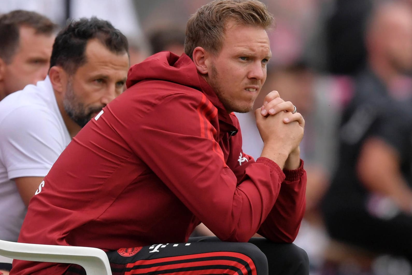 Julian Nagelsmann während der Partie gegen Köln: Der neue Bayern-Trainer ist mit einer Niederlage in seine Amtszeit gestartet.