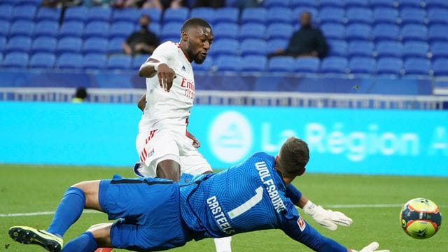 Lyons Moussa Dembele erzielt das zwischenzeitliche 2:0.