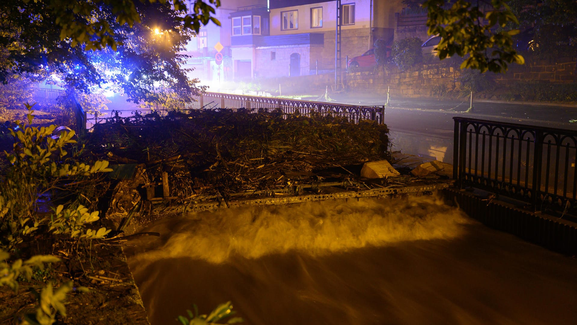 Holz und Geröll hat die Kirnitzsch auf einer Brücke in Bad Schandau angespült.