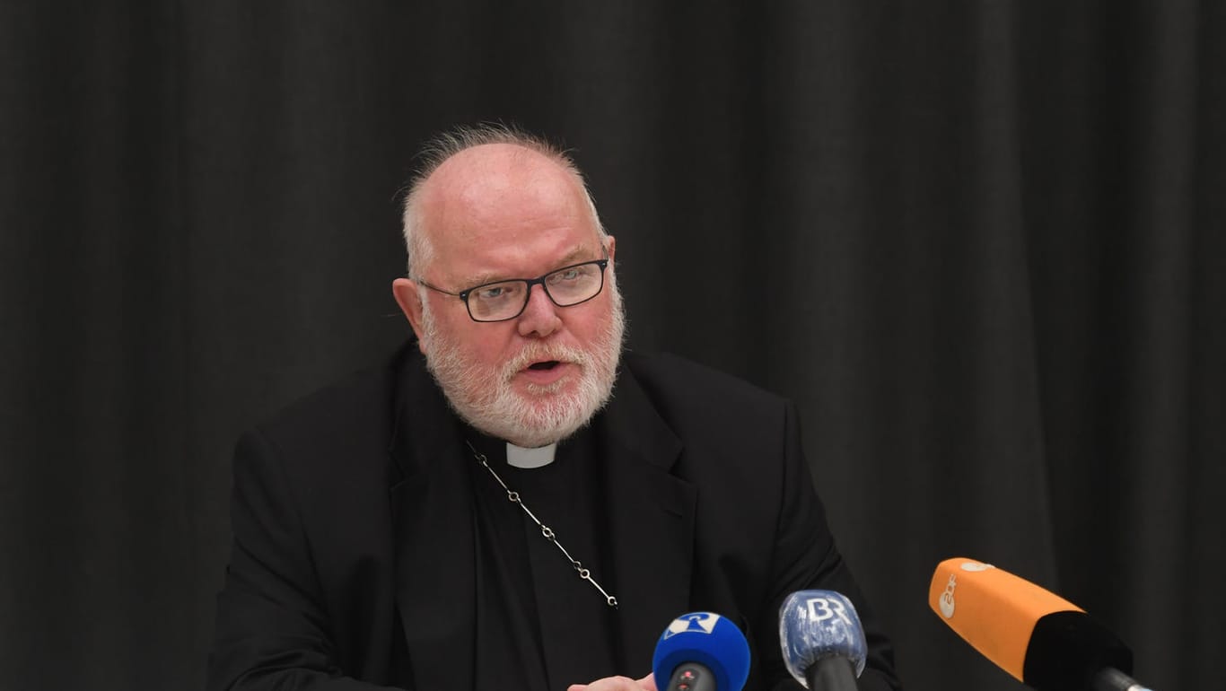 Kardinal Reinhard Marx gibt im Pfarrheim St. Nikolaus zu Missbrauchsfällen in der Kirchengemeinde ein Statement ab.