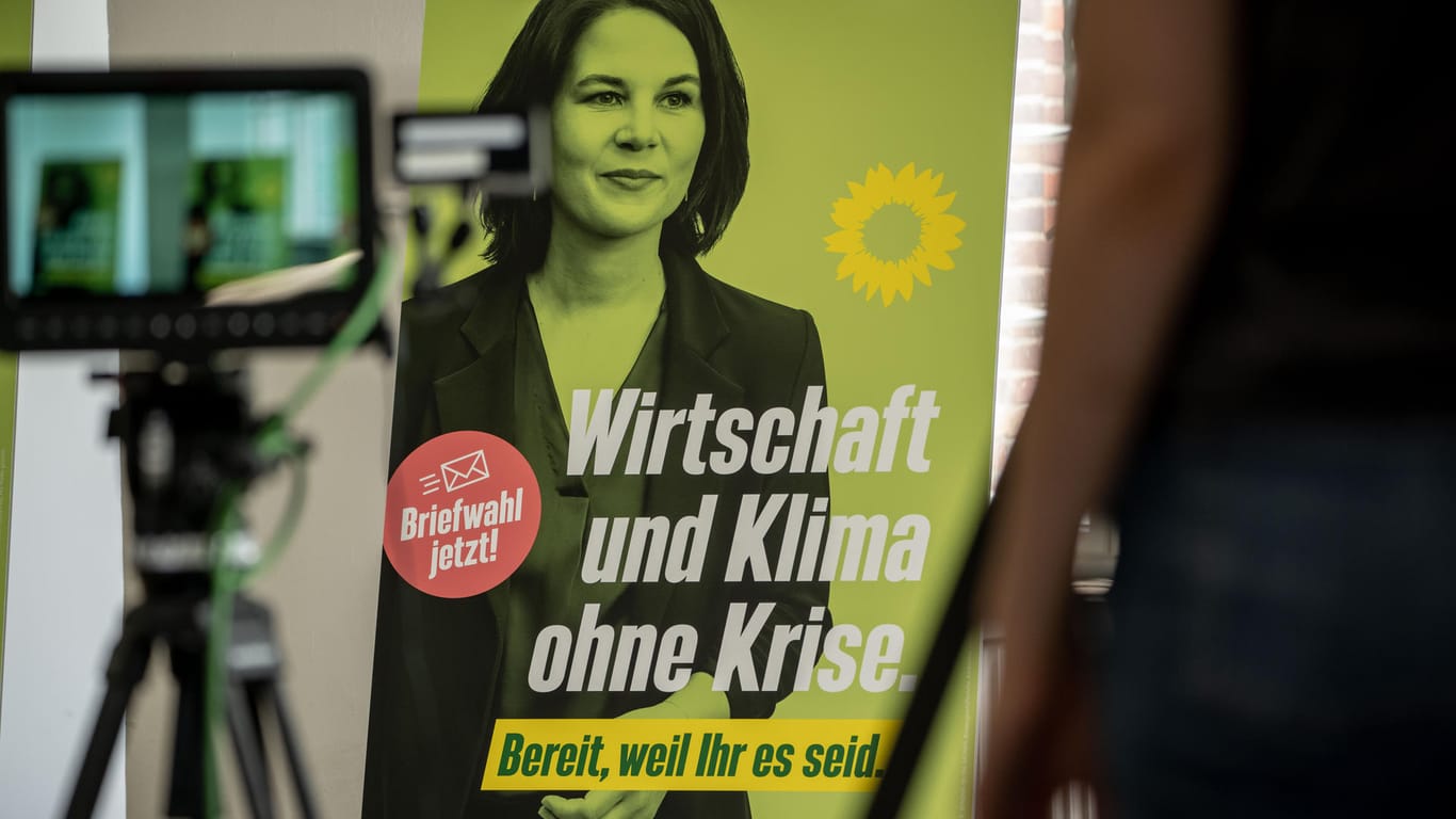 Das Foto der grünen Spitzenkandidatin Annalena Baerbock ist auf einem Wahlplakat zu sehen (Archivbild). Ihre Partei legt bei einer Umfrage wieder leicht zu.