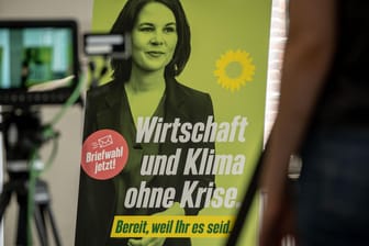 Das Foto der grünen Spitzenkandidatin Annalena Baerbock ist auf einem Wahlplakat zu sehen (Archivbild). Ihre Partei legt bei einer Umfrage wieder leicht zu.