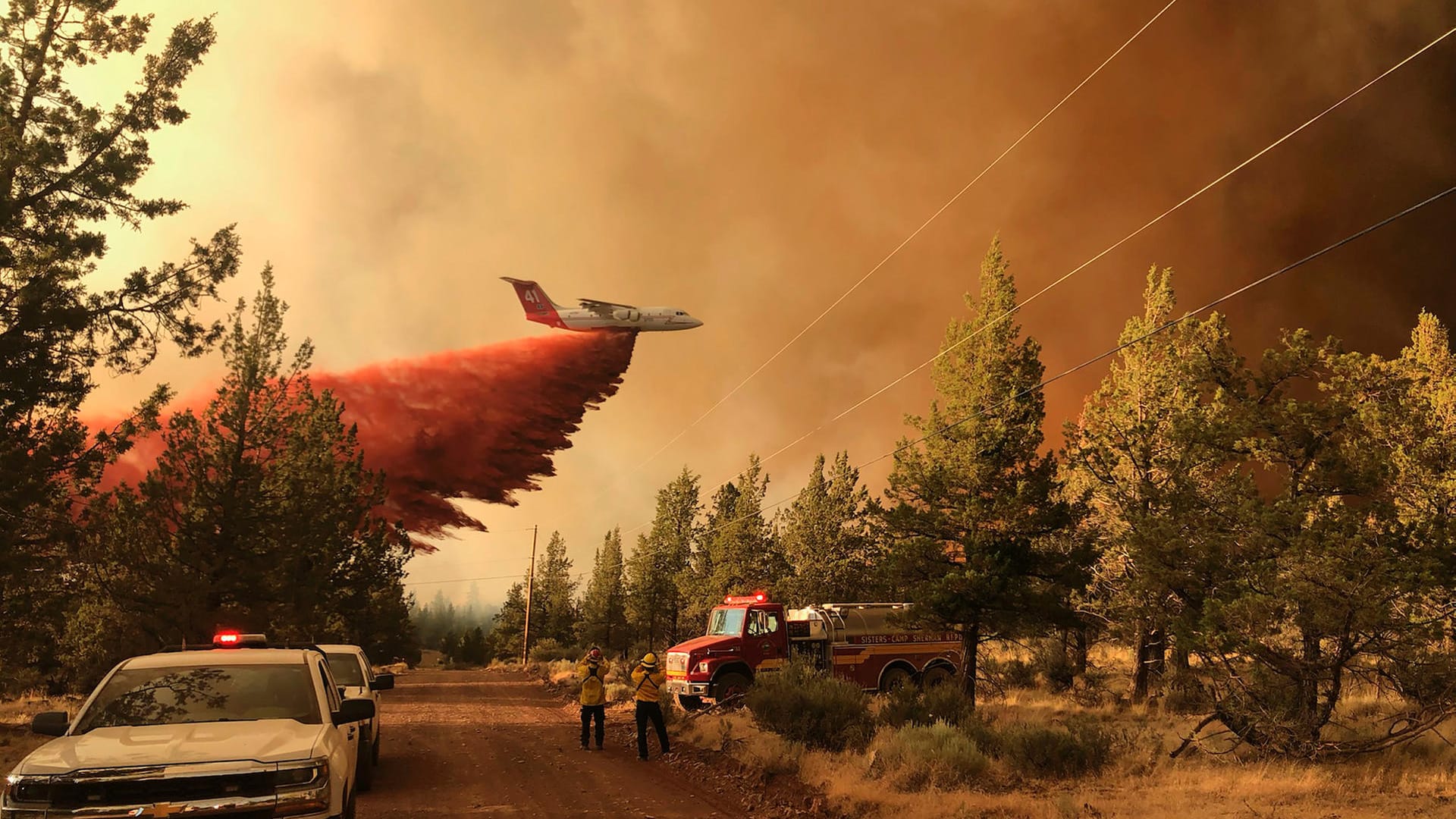 Ein Löschflugzeug fliegt über eine Straße in Oregon. Die Waldbrände weiten sich durch das trockene Wetter noch aus. Ein Löschflugzeug fliegt über eine Straße in Oregon. Die Waldbrände weiten sich durch das trockene Wetter noch aus.