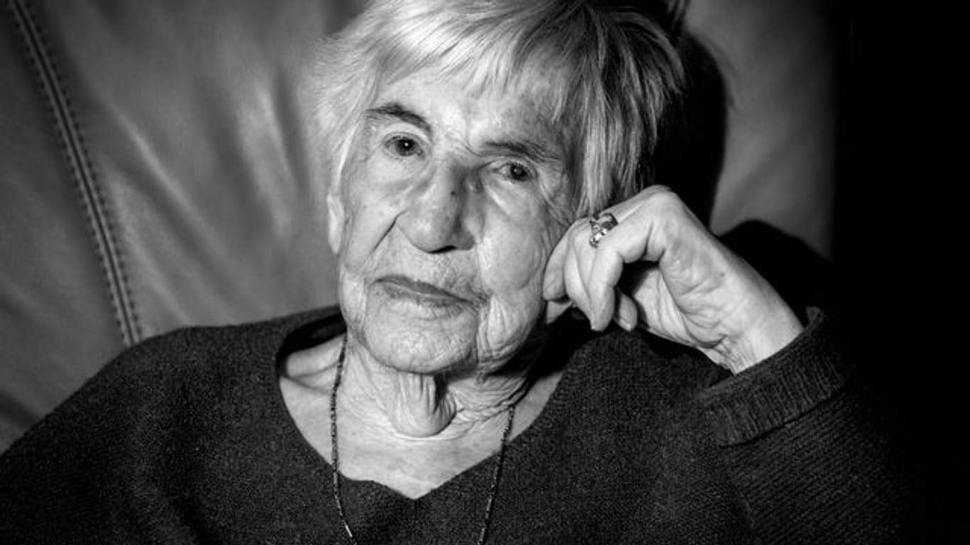 Esther Bejarano sitzt in einem Sessel in ihrer Wohnung (Archivbild): Sie ist am 10. Juli im Alter von 96 Jahren gestorben.