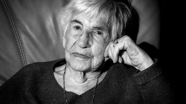 Esther Bejarano sitzt in einem Sessel in ihrer Wohnung (Archivbild): Sie ist am 10. Juli im Alter von 96 Jahren gestorben. Esther Bejarano sitzt in einem Sessel in ihrer Wohnung (Archivbild): Sie ist am 10. Juli im Alter von 96 Jahren gestorben.