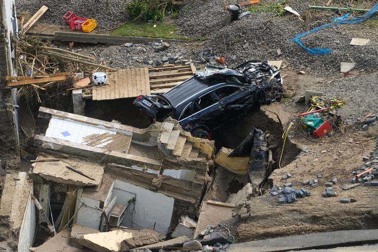 Bad Neuenahr-Ahrweiler, Rheinland-Pfalz: Häuser und Autos im Ahrtal im Ortsteil Walporzheim sind zerstört. In den vom Unwetter betroffenen Gebieten beginnen die Aufräumarbeiten.