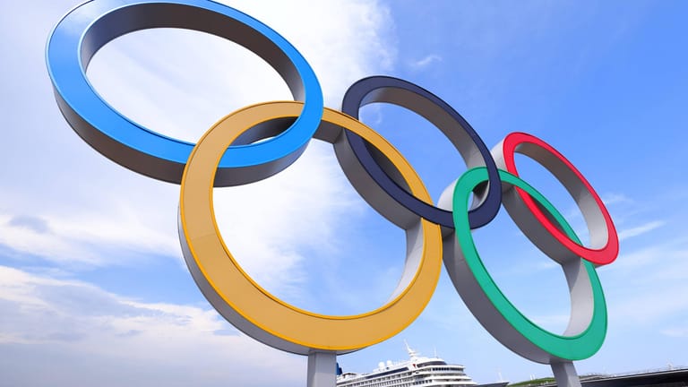 Jetzt trifft es auch die Athleten: Im Olympischen Dorf gibt es erste Coronafälle.