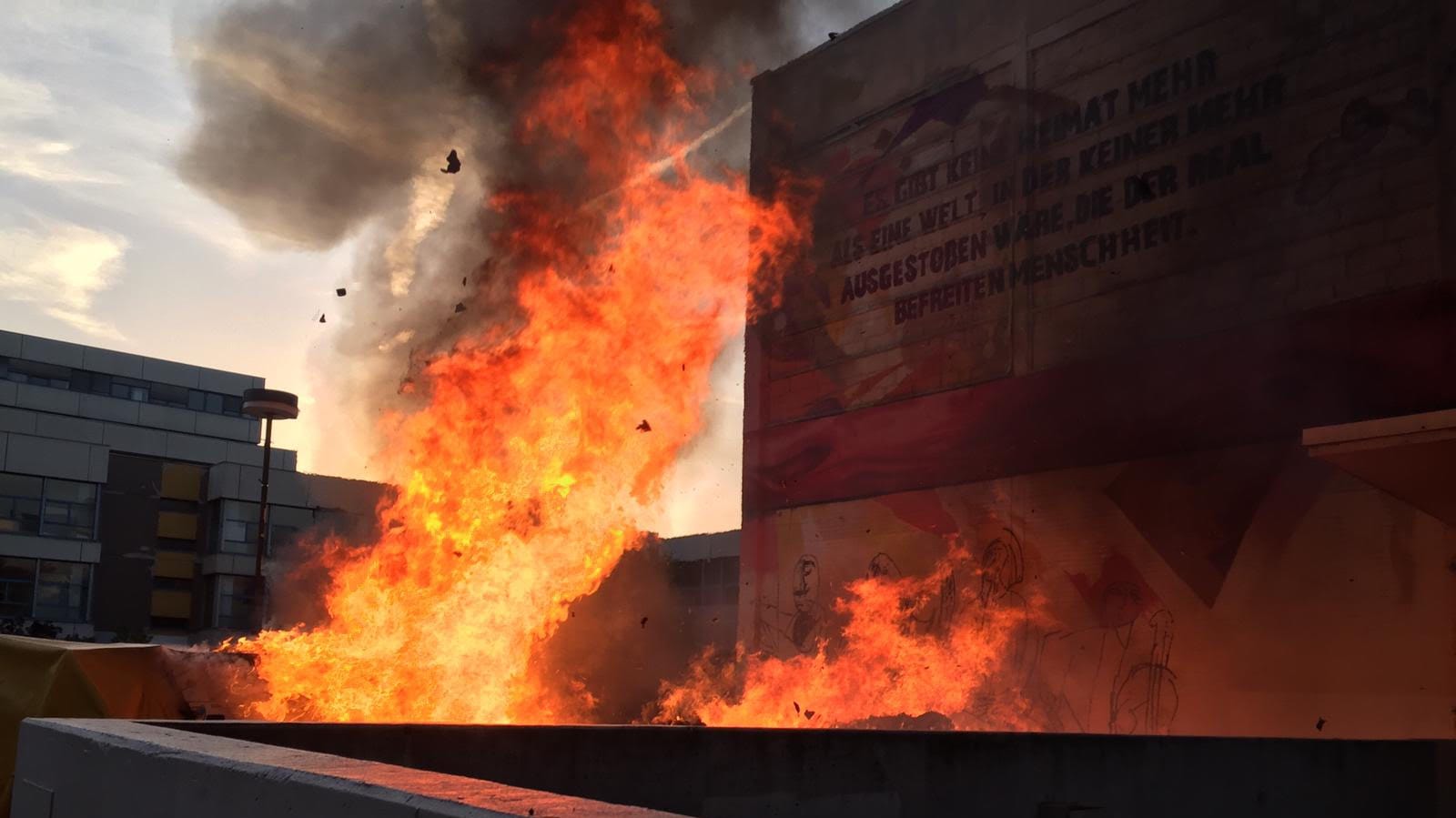 Die Flammen schlagen mehr als zehn Meter hoch als die Feuerwehr eintrifft: Die Einsatzkräfte konnten das Feuer schnell unter Kontrolle bringen. Die Flammen schlagen mehr als zehn Meter hoch als die Feuerwehr eintrifft: Die Einsatzkräfte konnten das Feuer schnell unter Kontrolle bringen.