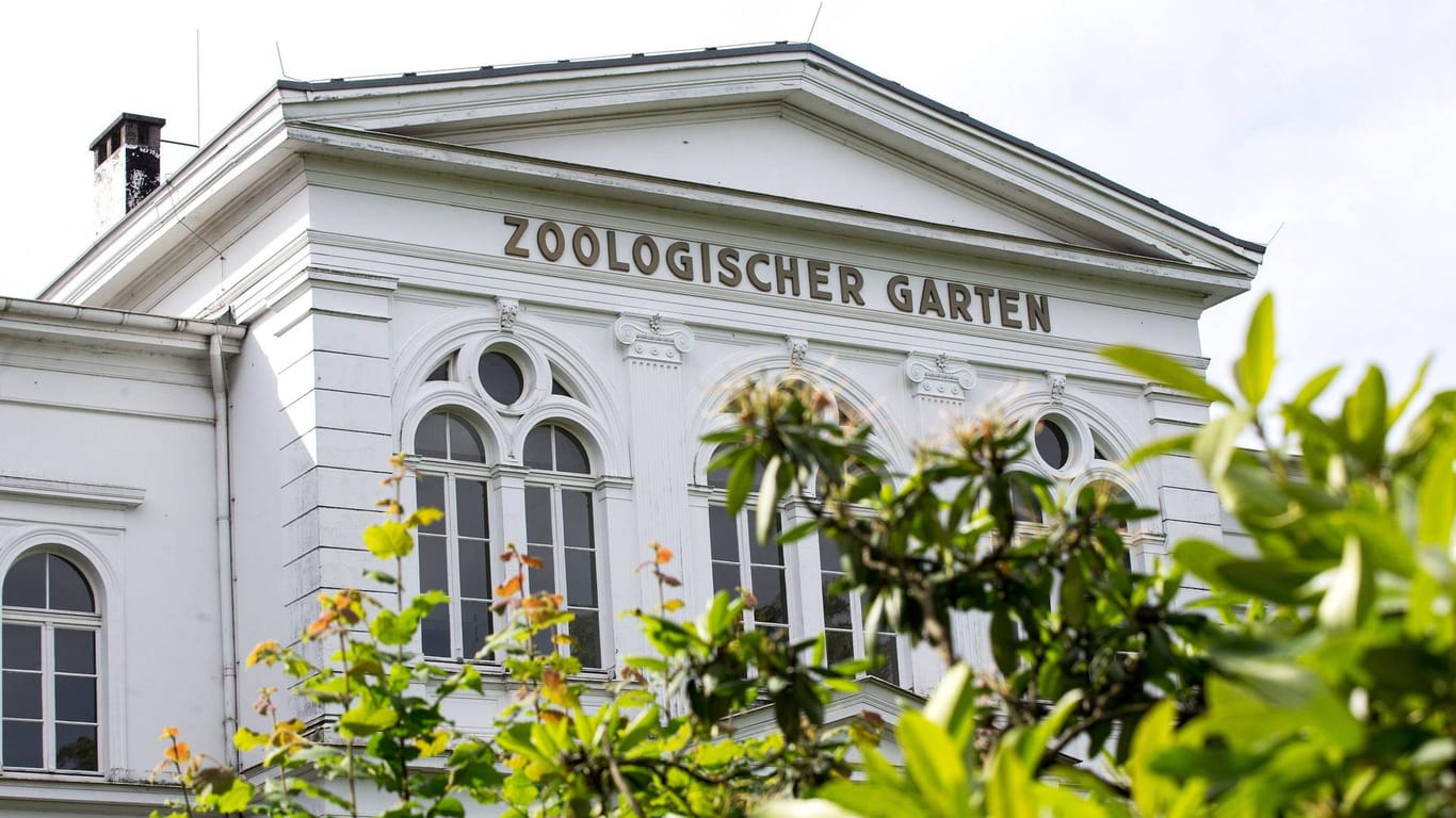Das Hauptgebäude des Wuppertaler Zoos: Besucher können sich gegen Corona impfen lassen.