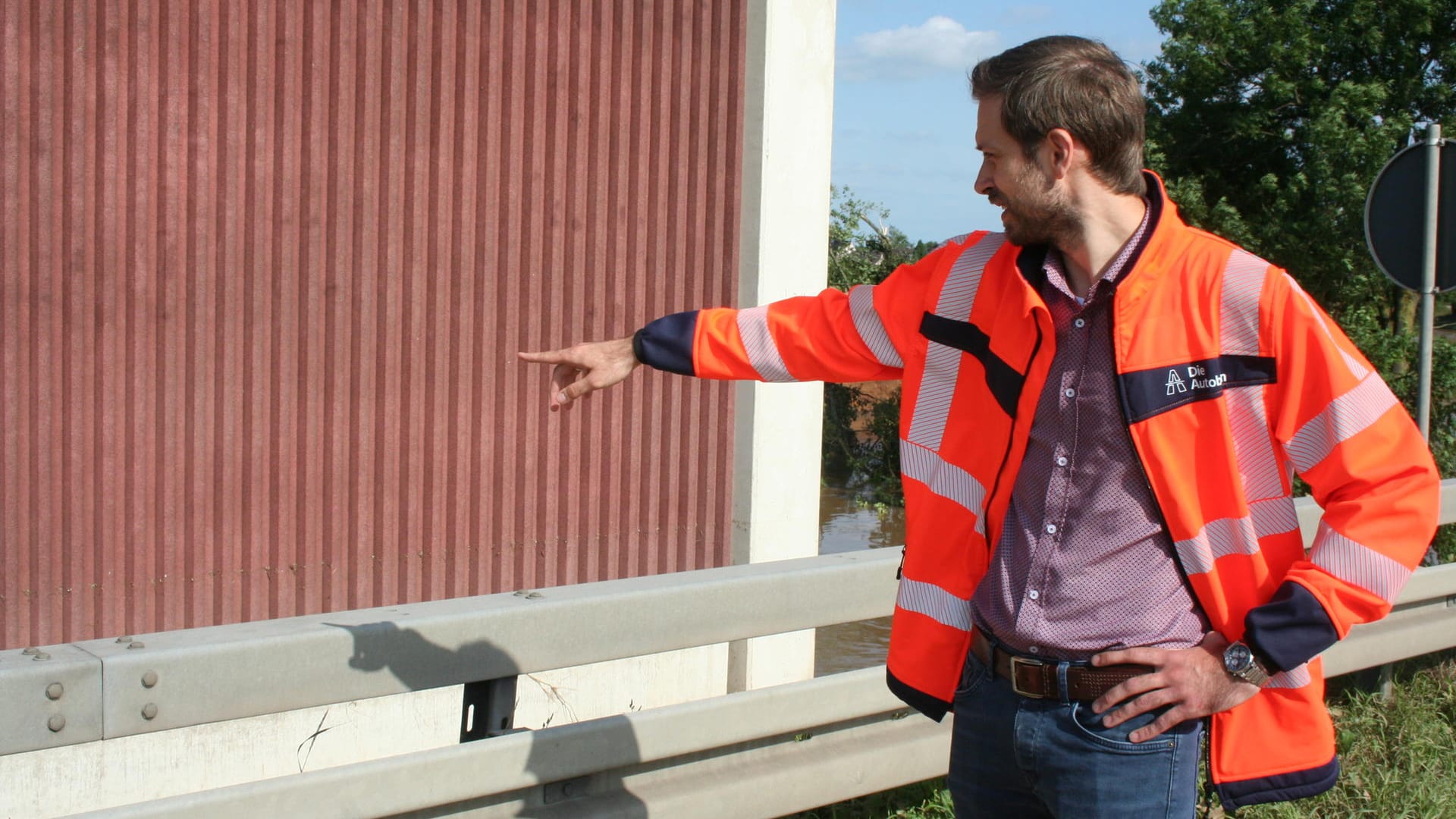 Andreas Diner zeigt auf eine Lärmschutzwand: Die Fluten haben großen Schaden an den Autobahnen angerichtet.