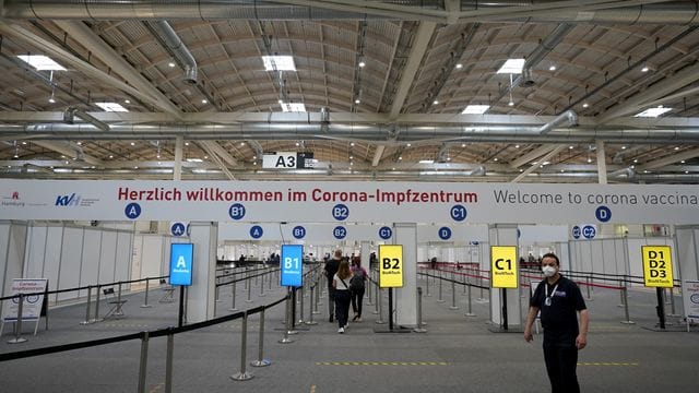 Menschen gehen ins Impfzentrum in den Messehallen (Archivbild): Ab September sollen die Impfungen dann in Krankenhäusern und Arztpraxen stattfinden. Menschen gehen ins Impfzentrum in den Messehallen (Archivbild): Ab September sollen die Impfungen dann in Krankenhäusern und Arztpraxen stattfinden.