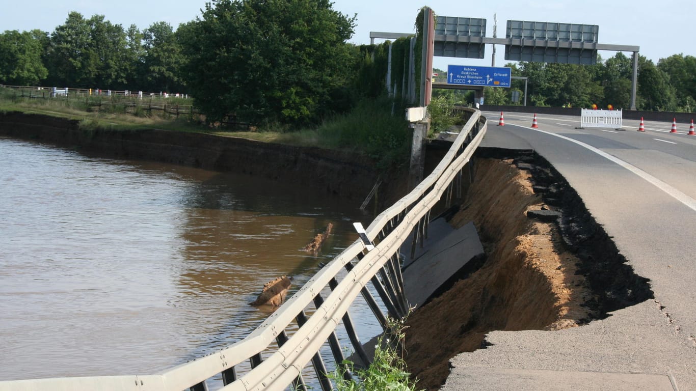 Ein Loch wo einst ein Stück Autobahn war: Das Wasser hat Teile der Autobahn einfach weggespült.
