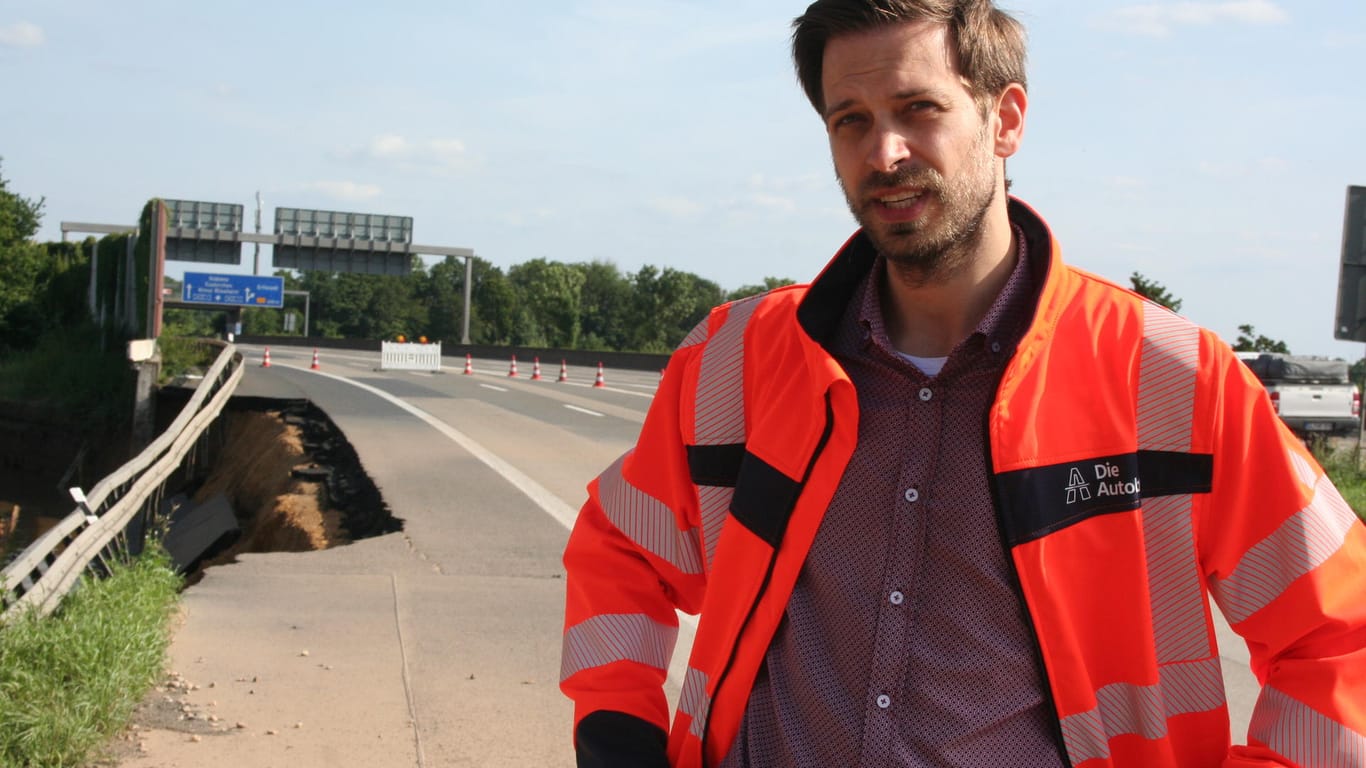 Andreas Diner mit skeptischem Blick: Den Leiter der Kölner "Abteilung Betrieb" der Autobahn GmbH beschäftigen die zerstörten Verkehrswege.