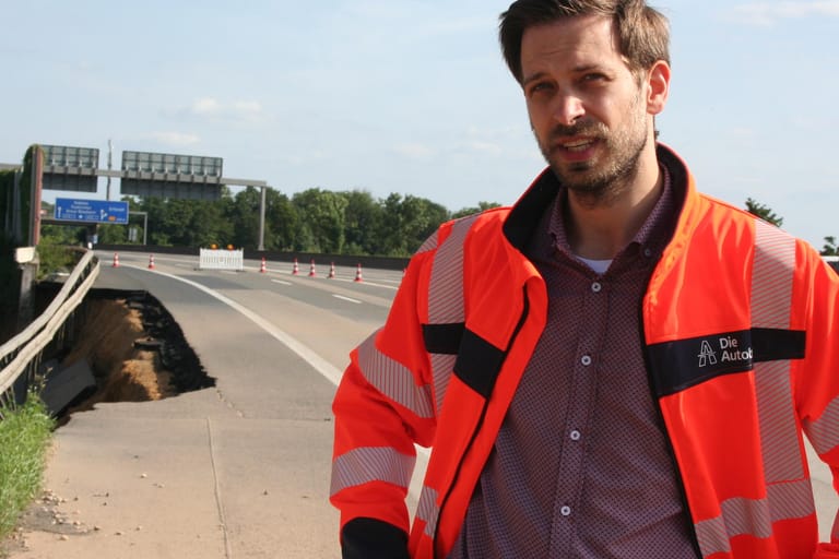 Andreas Diner mit skeptischem Blick: Den Leiter der Kölner "Abteilung Betrieb" der Autobahn GmbH beschäftigen die zerstörten Verkehrswege.