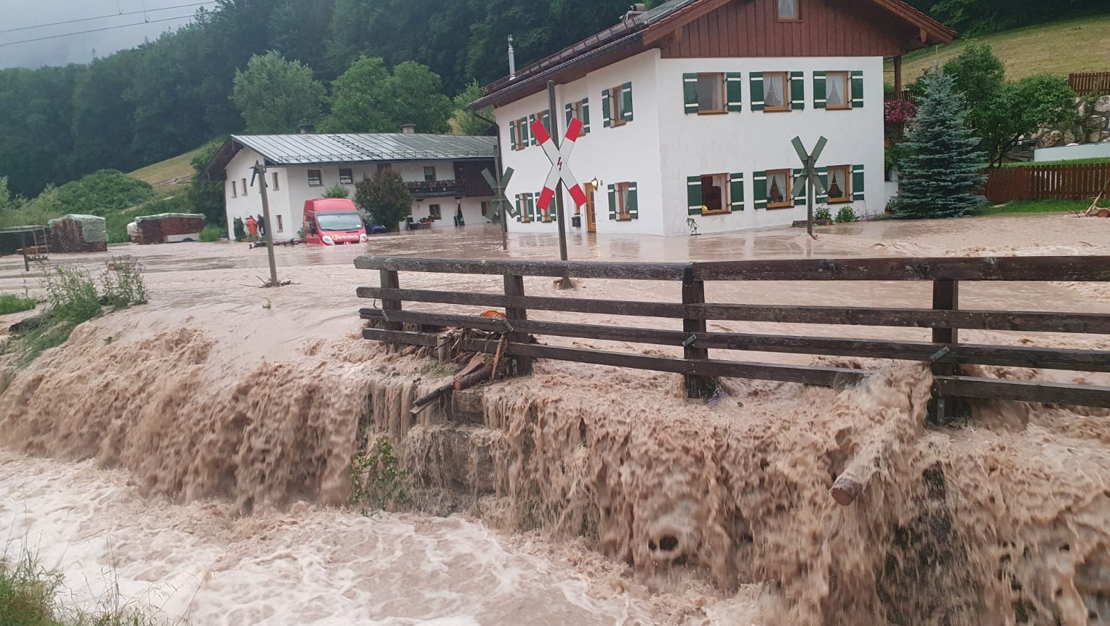 Unwetter in Bayern: Der Landkreis Berchtesgadener Land hat nach starkem Regen wegen Hochwassers den Katastrophenfall ausgerufen.