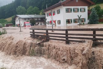 Unwetter in Bayern: Der Landkreis Berchtesgadener Land hat nach starkem Regen wegen Hochwassers den Katastrophenfall ausgerufen.