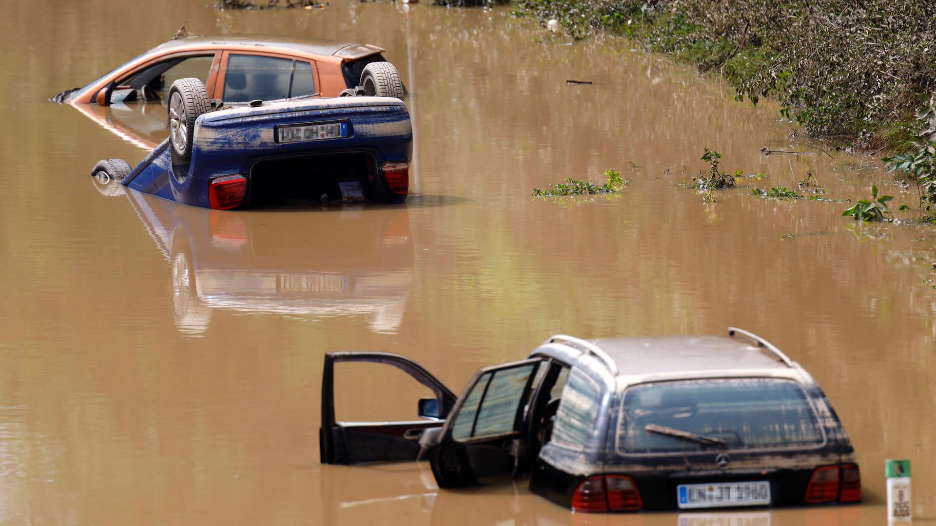 Bergungsarbeiten in Erftstadt-Liblar: Nach dem Hochwasser beginnen die Aufräumarbeiten.