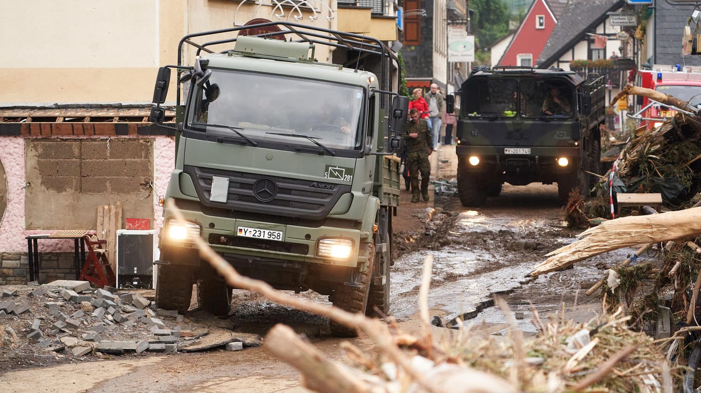 Fahrzeuge der Bundeswehr rücken in Altenahr an, um die Rettungsdienste zu unterstützen (Symbolbild): Starkregen führte zu extremen Überschwemmungen.