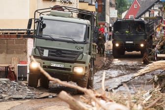 Fahrzeuge der Bundeswehr rücken in Altenahr an, um die Rettungsdienste zu unterstützen (Symbolbild): Starkregen führte zu extremen Überschwemmungen.