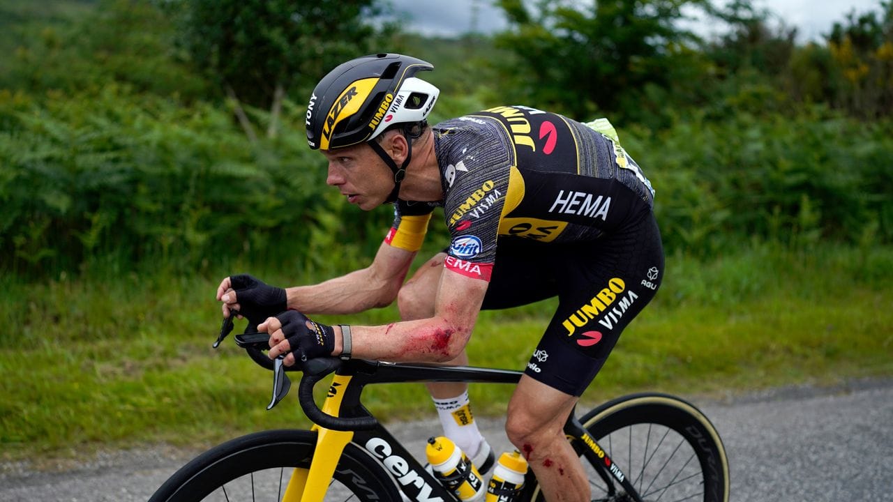 Martin fährt nach einem Sturz auf der ersten Etappe mit Verletzungen am Arm und am Bein - nach der elften Etappe ging es nicht weiter.