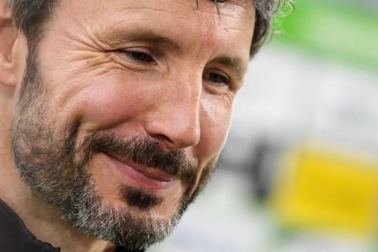 Hat noch einige Arbeit mit dem Team vor sich: Der neue Wolfsburger Trainer Mark van Bommel.