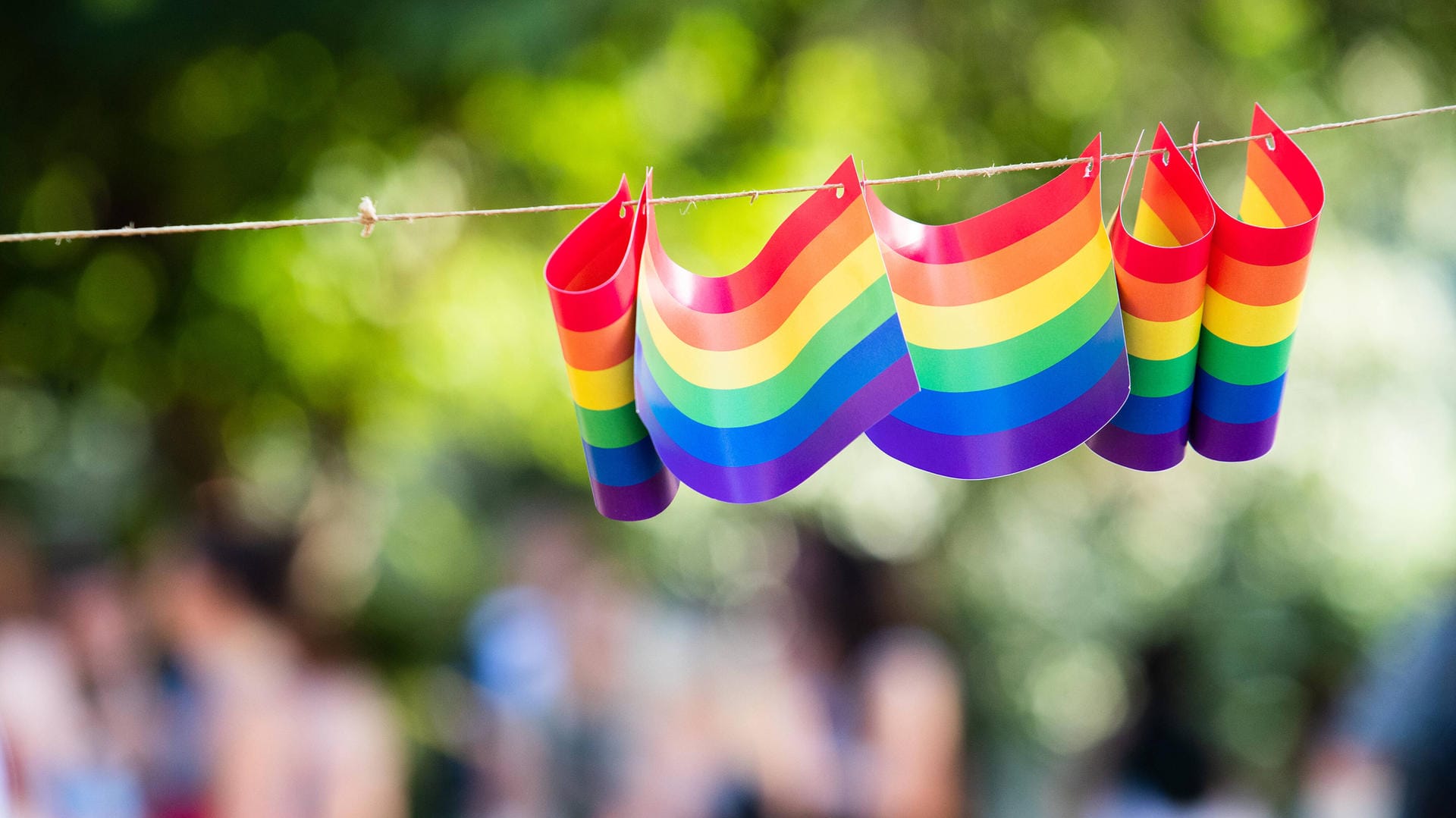 Regenbogen-Fähnchen (Symbolbild): Auf der Schaafenstraße in Köln soll es zu homophoben Übergriffen kommen.