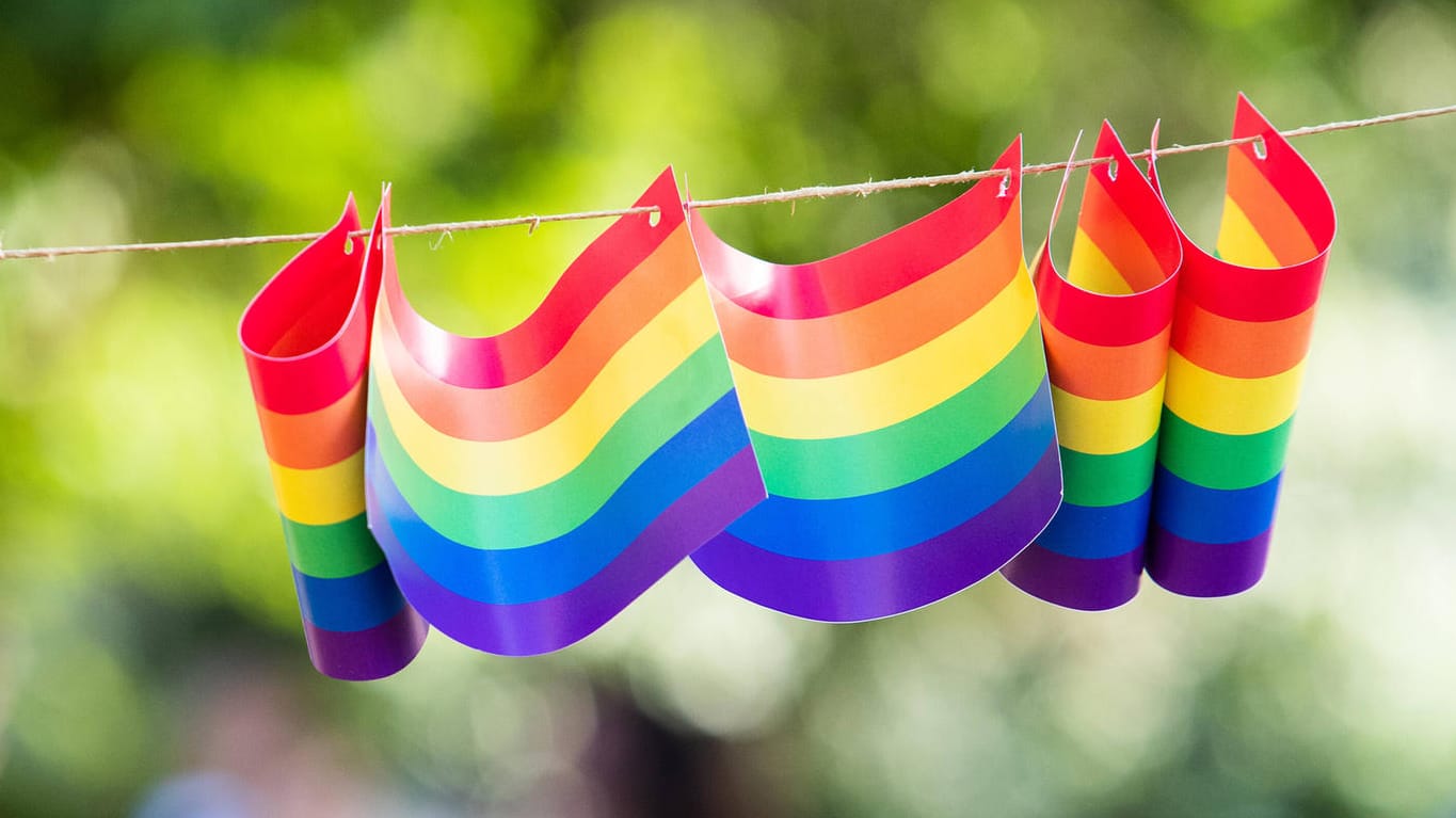 Regenbogen-Fähnchen (Symbolbild): Auf der Schaafenstraße in Köln soll es zu homophoben Übergriffen kommen.